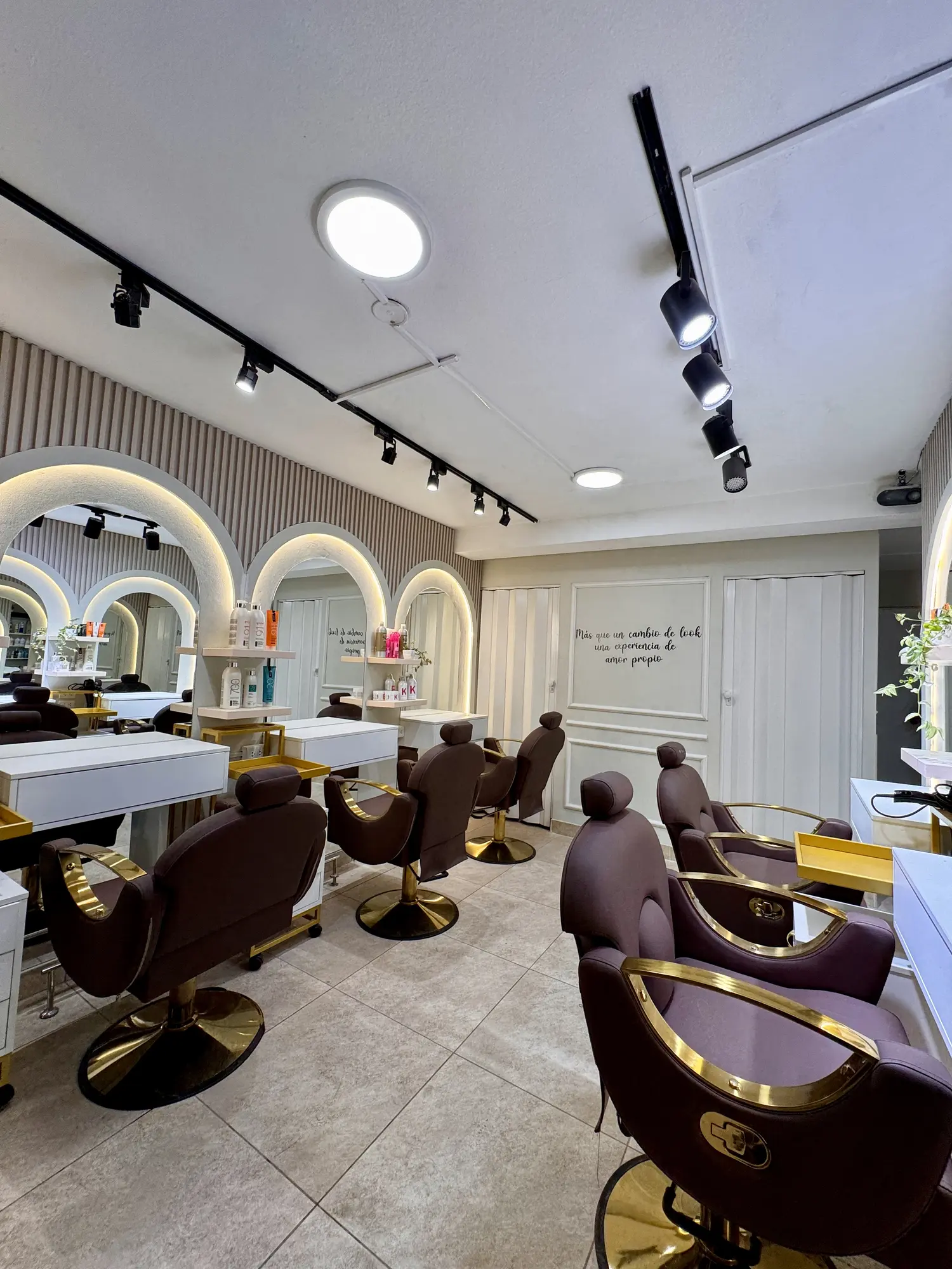 Interior luminoso de SPLEND SALON en San Borja
